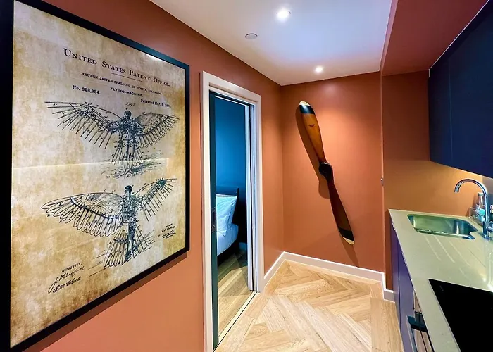 The Aviator\'S Attic - Luxury City Centre Retreat